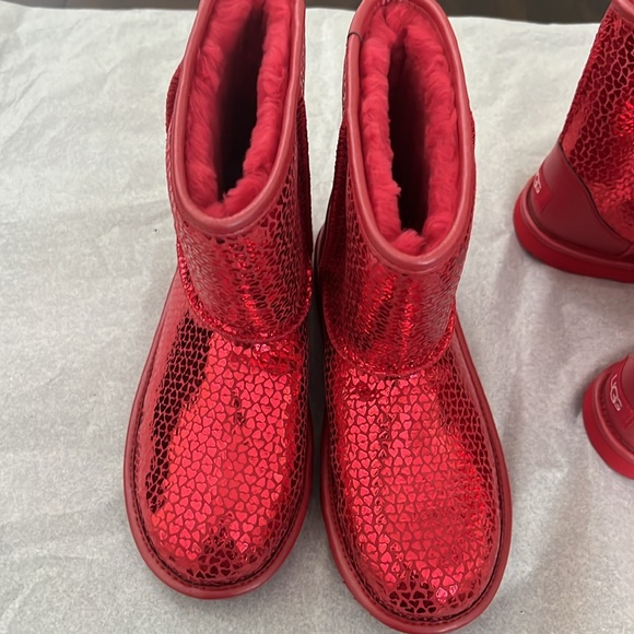 UGG
Girls' Classic II Gel Hearts Boots (Youth) - Picture 12 of 14